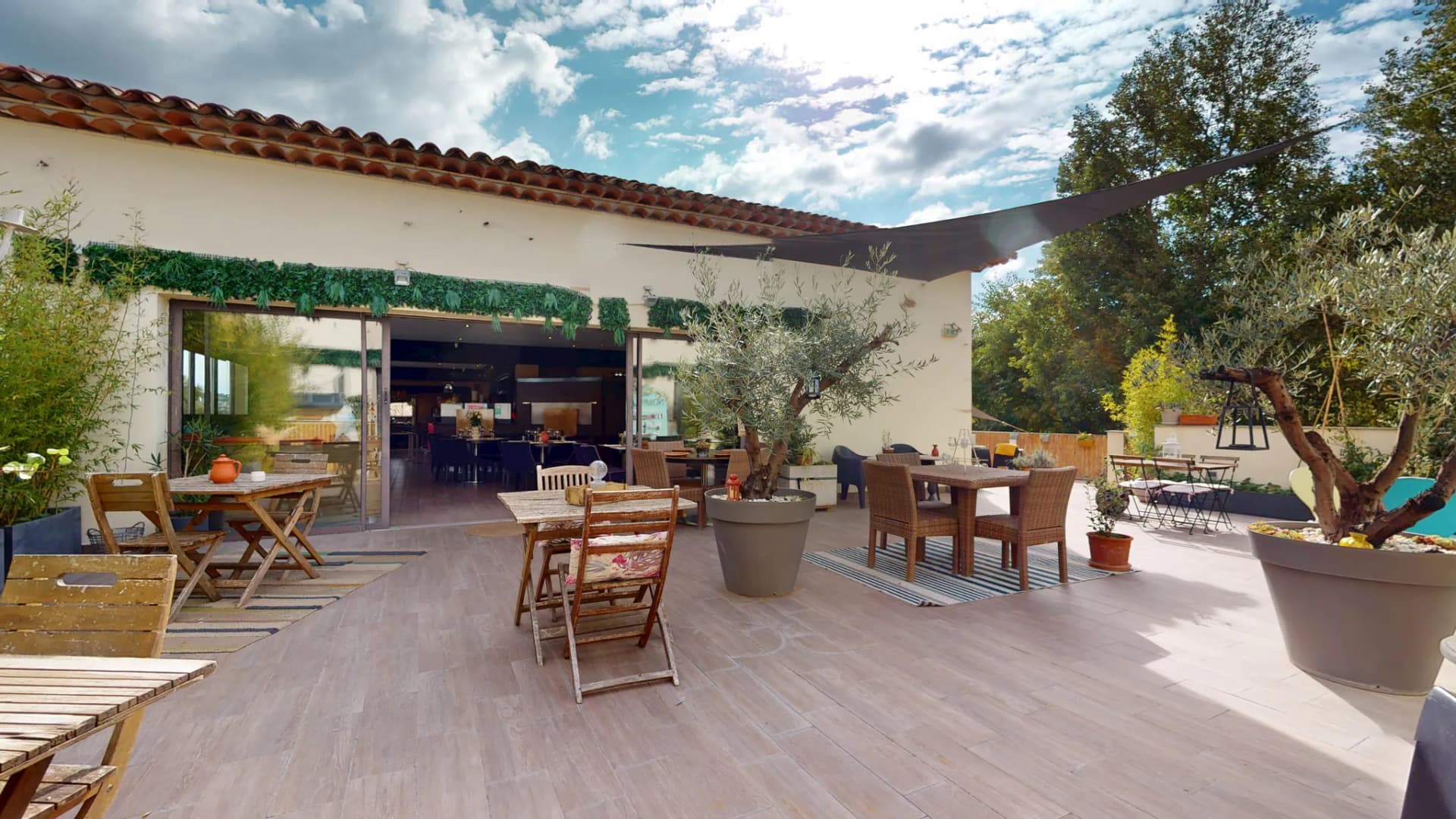 Terrasse restaurant Nomadia à Sainte-Maxime avec 20 places extérieures